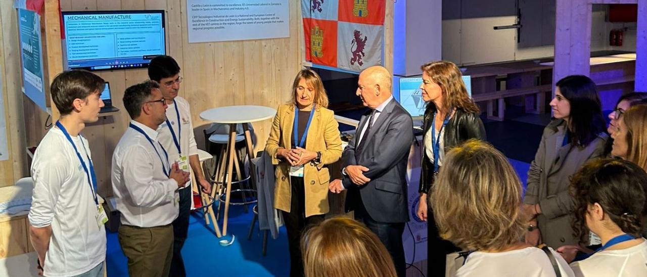 La consejera de Educación, Rocío Lucas, y Clara San Damián, con los representantes de Castilla y León. | Cedida