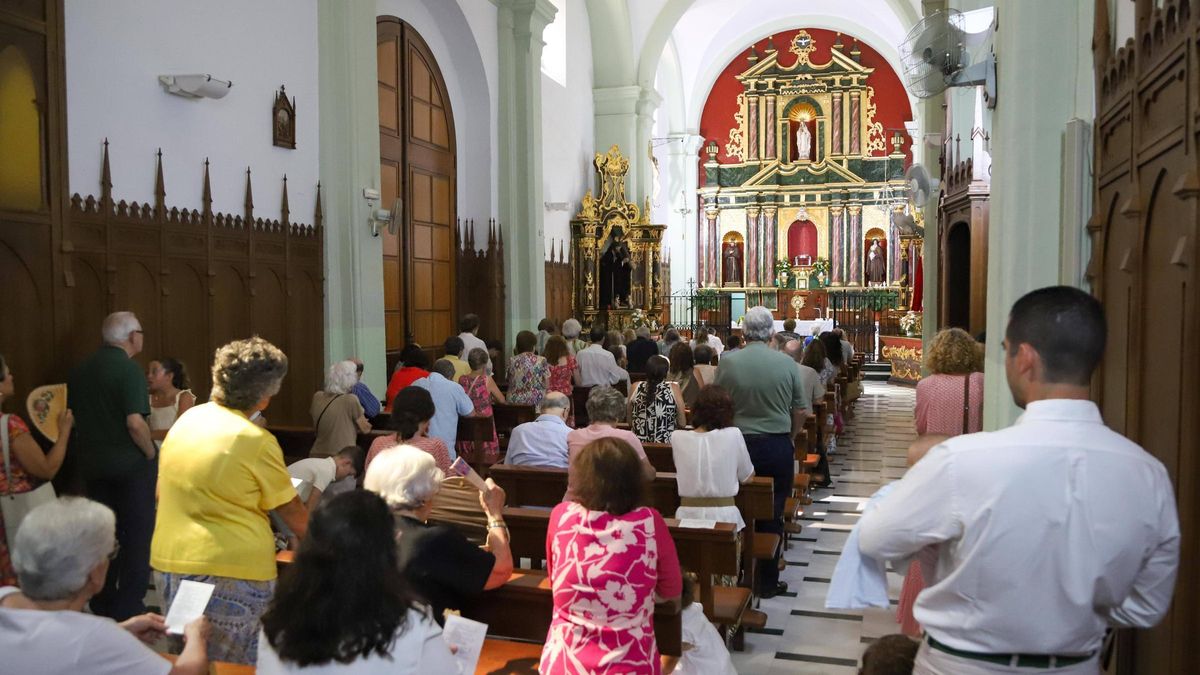 El templo de las Descalzas de Badajoz, lleno durante el acto de desagravio celebrado este domingo.