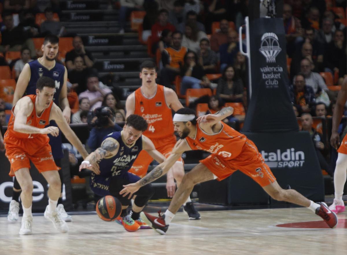 Partido entre el Valencia Basket y el UCAM Murcia en La Fonteta