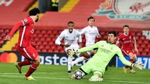 Courtois se exhibe en Anfield en el Día Internacional del Portero