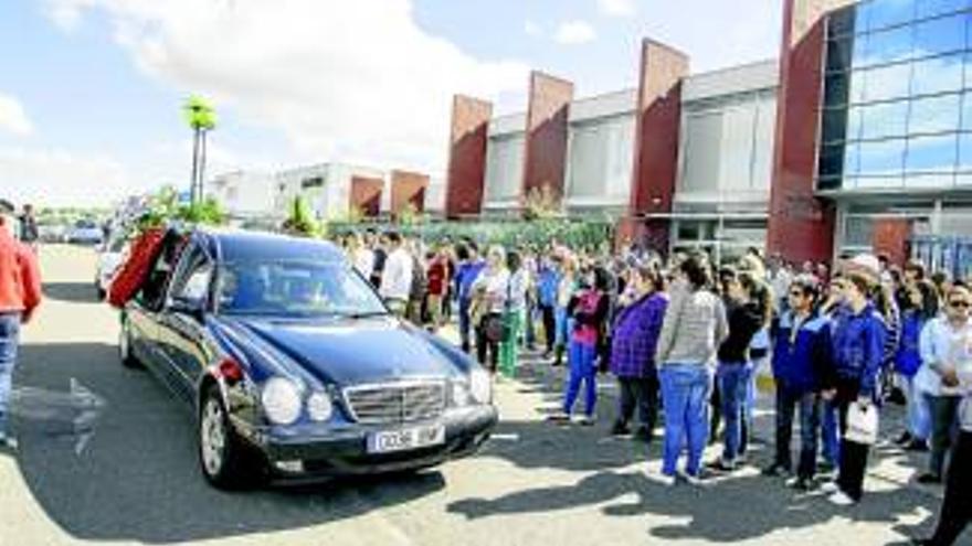 Cientos de personas acompañan a los familiares de David en el último adiós