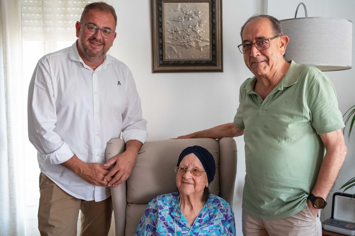 El alcalde con la homenajeada y su hijo.