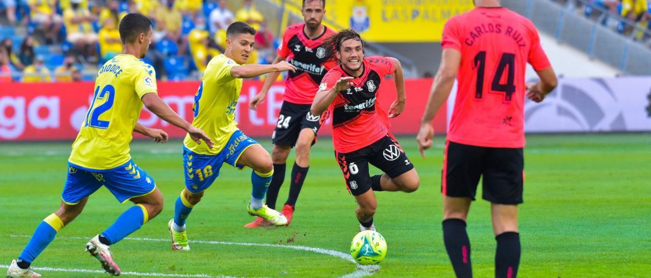 Alexandre Corredera trata de avanzar en una acción del derbi de la primera vuelta.