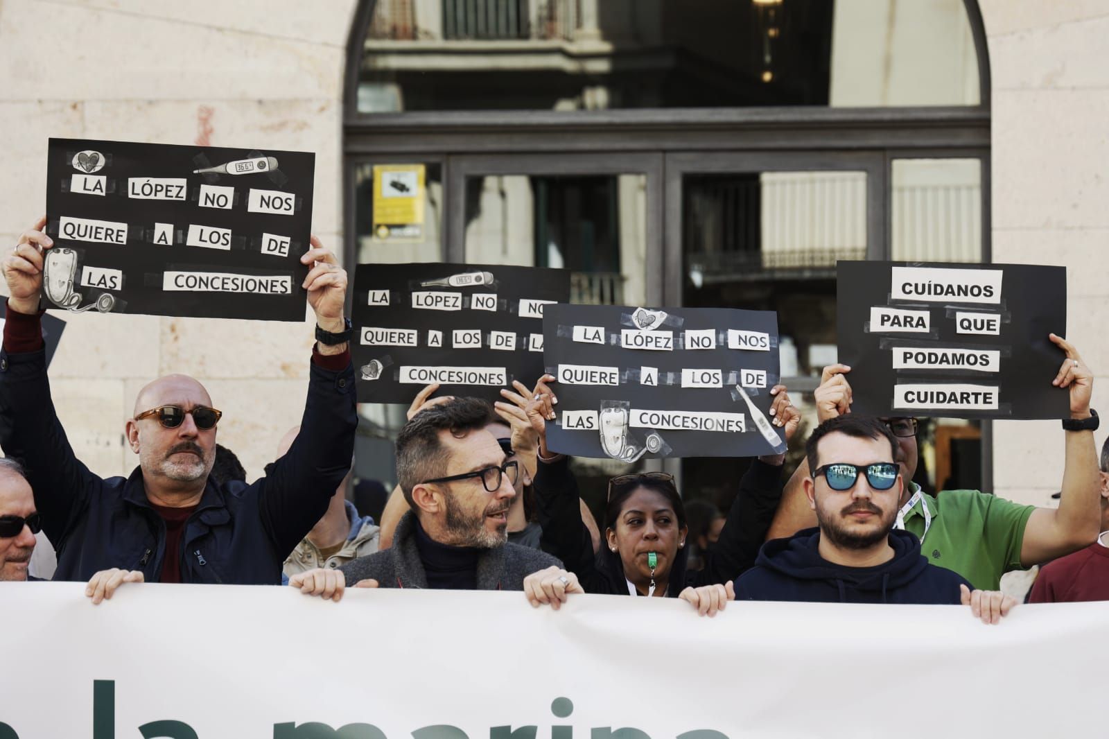 El comité de empresa del área de salud de Dénia se ha concentrado a las puertas del Palau por el "abandono" en el último año de gestión de Ribera Salud antes de la reversión.