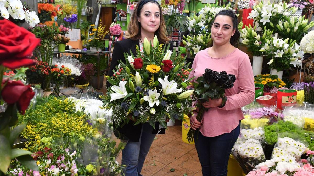 Trabajadoras de la Floristería Calo, con algunos de los ramos encargados para Difuntos.   | // VÍCTOR ECHAVE