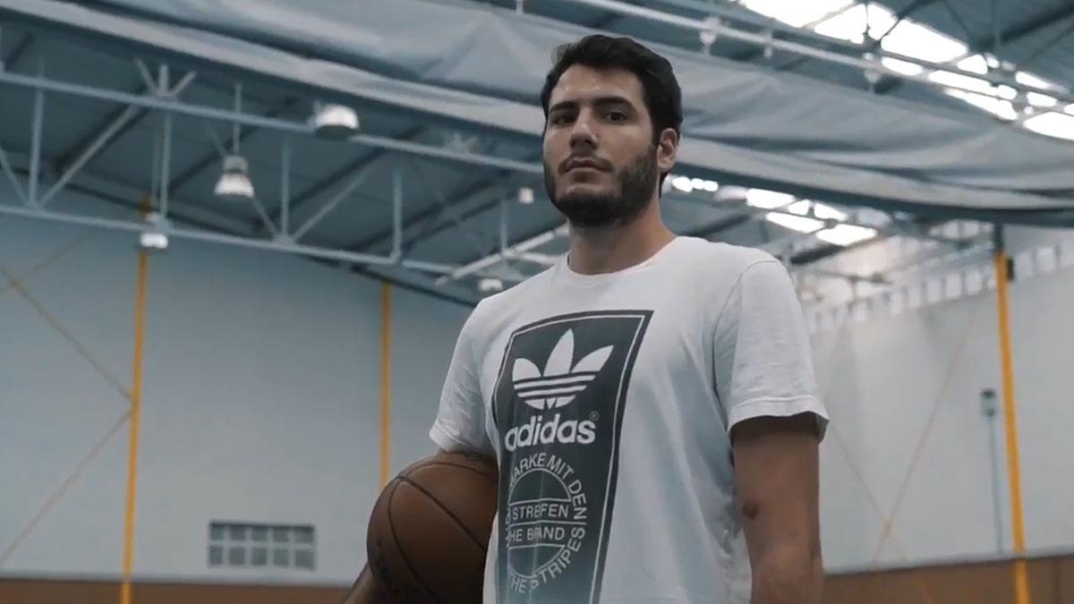 El jugador Álex Abrines dedica una vídeo-carta al balón de baloncesto.