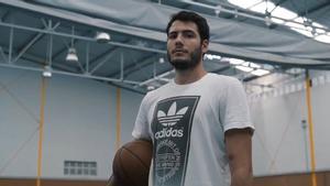 El jugador Álex Abrines dedica una vídeo-carta al balón de baloncesto.