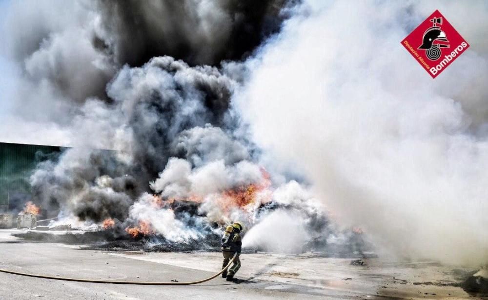 El fuego se ha declarado en la zona de residuos voluminosos y ha generado una gran columna de humo negro visible desde buena parte de la comarca.