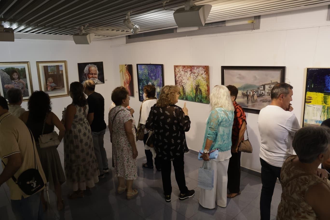El Club INFORMACIÓN inaugura una exposición con obras de más de 50 artistas pertenecientes a la Asociación Espejo de Alicante