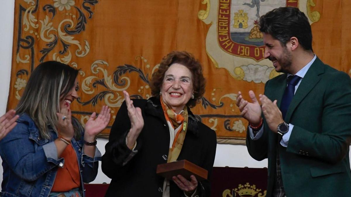 Olga Ramos (en el centro), en un acto en el Ayuntamiento de La Laguna.