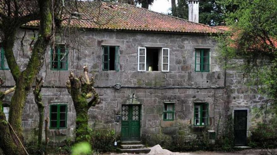 La casona donde se abrió la presunta puerta ilegal, a la derecha de la imagen. // Iñaki Abella