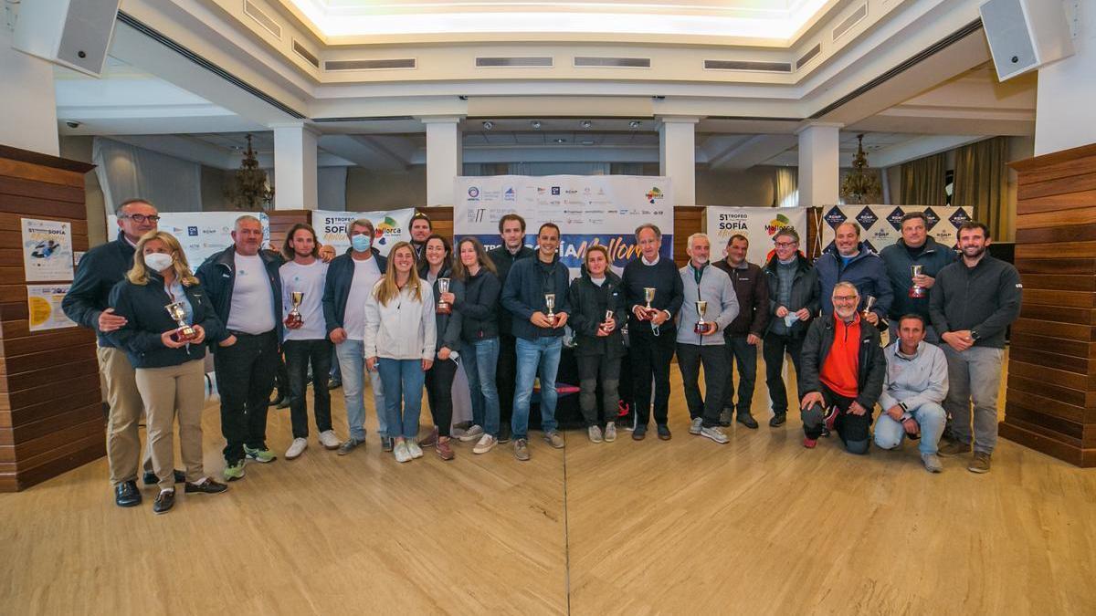 Foto de familia de los ganadores en las clases de cruceros y monotipos del Trofeo Princesa Sofía de vela tras la entrega de trofeos