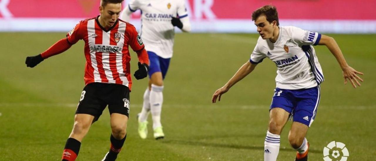 Paulino conduce el balón en un partido del Logroñés ante el Zaragoza.