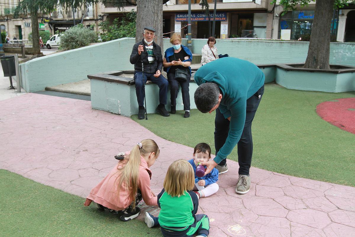 Unos niños juegan en el parque de San Lázaro en Ourense, este miércoles.