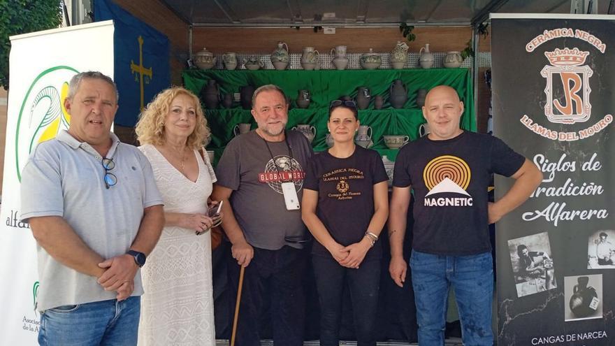 Por la izquierda, Manuel Alonso, Eva Sánchez, Rafael Cuello, Verónica Rodríguez y Jesús Álvarez, ayer, en el puesto de la alfarería de Faro en la feria artesanal y gastronómica de Agost. | LNE