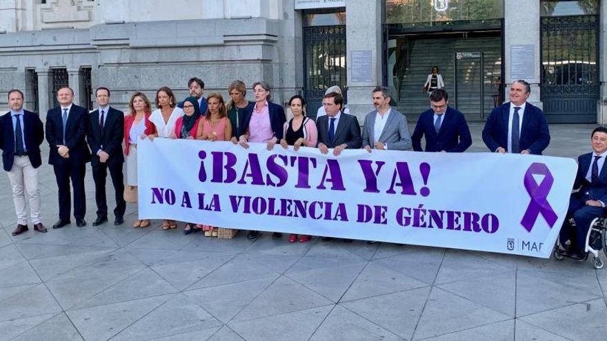 Un momento del minuto de silencio del Ayuntamiento de Madrid en recuerdo de la víctima.