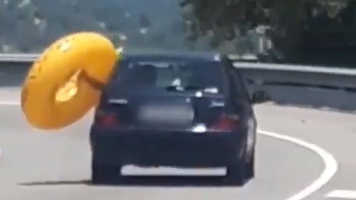 Los Mossos pillan a un conductor que circulaba sujetando un flotador gigante en el exterior de su coche.