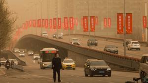 Las calles de Shenyang, en la provincia de Liaoning, durante una intensa tormenta de arena.