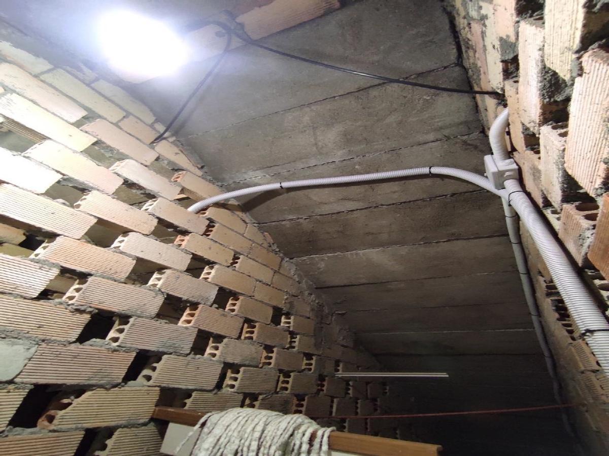 Interior del bajocubierta del edificio de la biblioteca con rasillón sobre tabiques palomeros con el sistema que se entiende que se reproduce en todo el edificio.