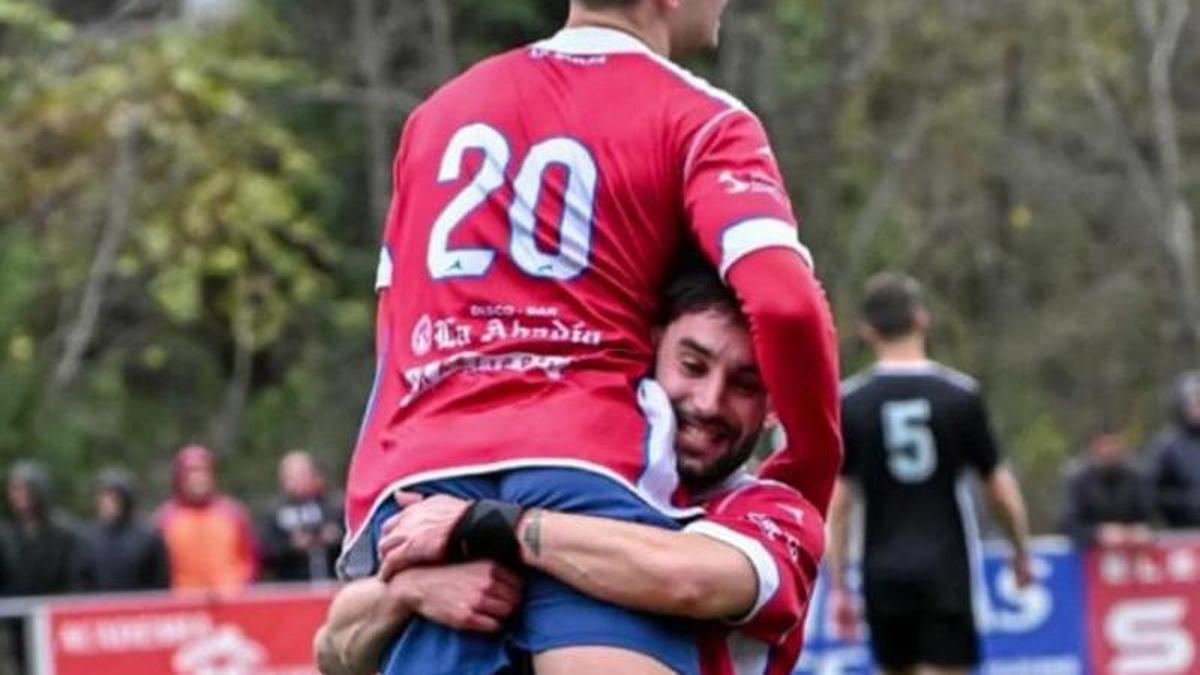 Jugadores del Narcea celebran la victoria del último partido.