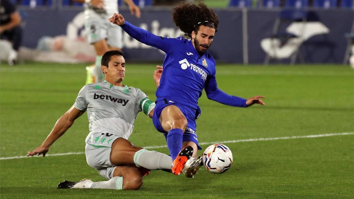 Mandi y Cucurella pugnan por el balón en el Coliseum