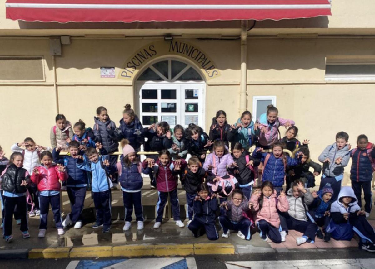 Alumnos del San Vicente de Paúl retoman el proyecto "Nos movemos" con la práctica de natación y pádel