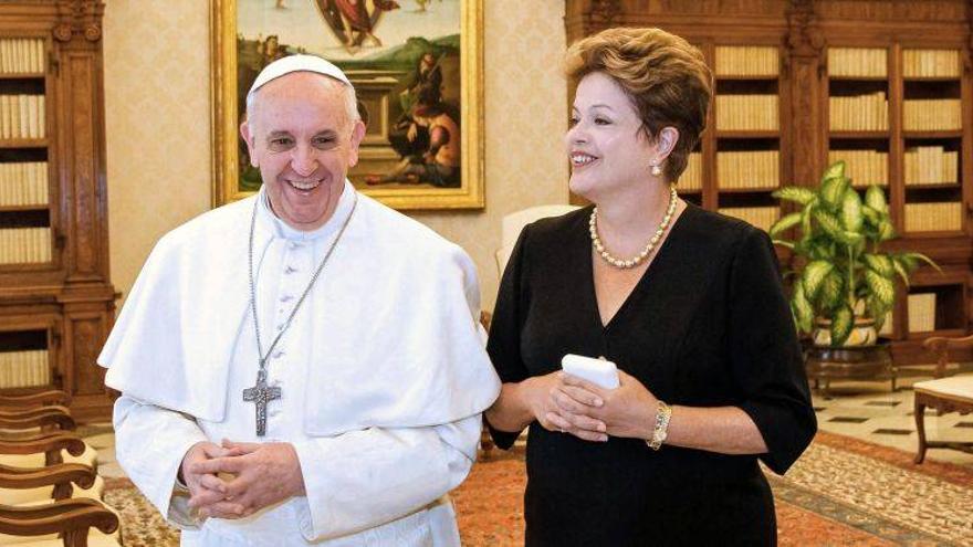 Rousseff: &quot;El papa es argentino, pero Dios es brasileño&quot;