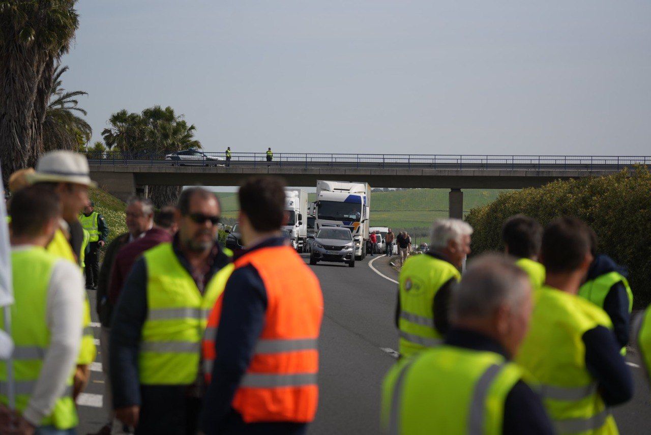 Los agricultores cordobeses vuelven a cortar la A-4 en una nueva protesta por la situación del campo