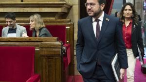 El ’president’ Pere Aragonès, entrando en el hemiciclo del Parlament con la ’consellera’ Laura Vilagrà