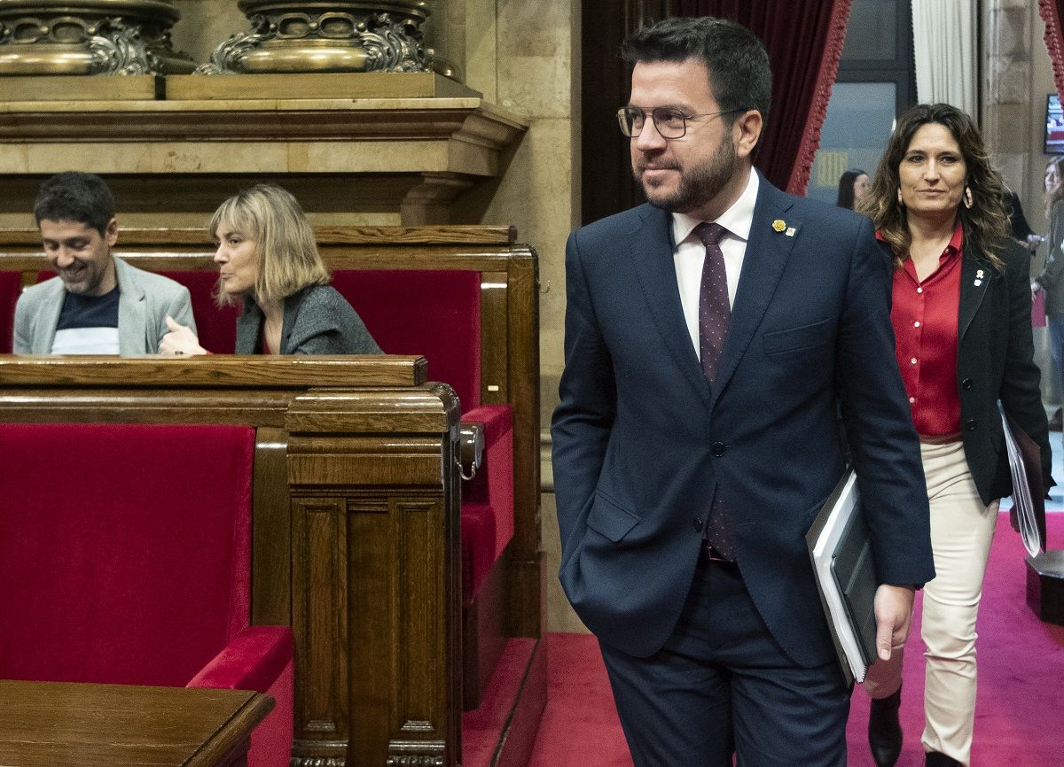 El 'president' Pere Aragonès, entrando en el hemiciclo del Parlament con la 'consellera' Laura Vilagrà