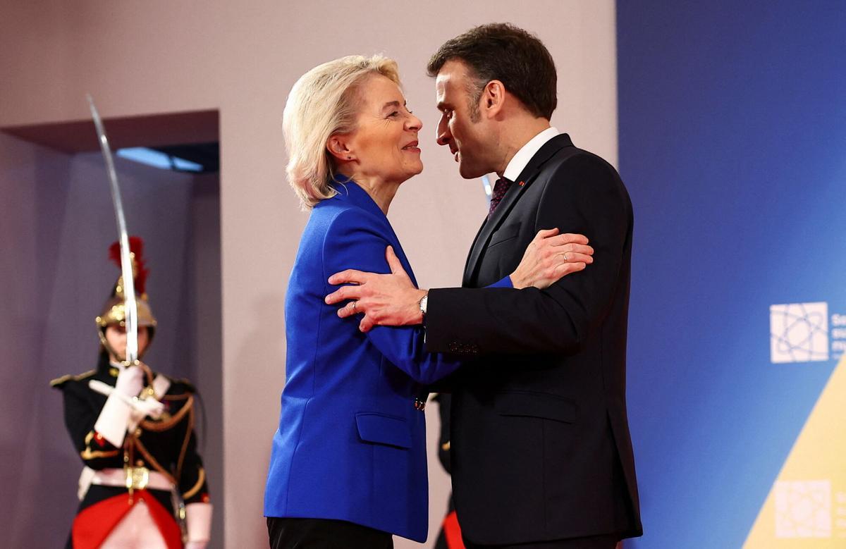La presidenta de la Comisión Europea, Ursula von der Leyen, y el presidente francés, Emmanuel Macron, este martes en la cumbre sobre energía nuclear de París.