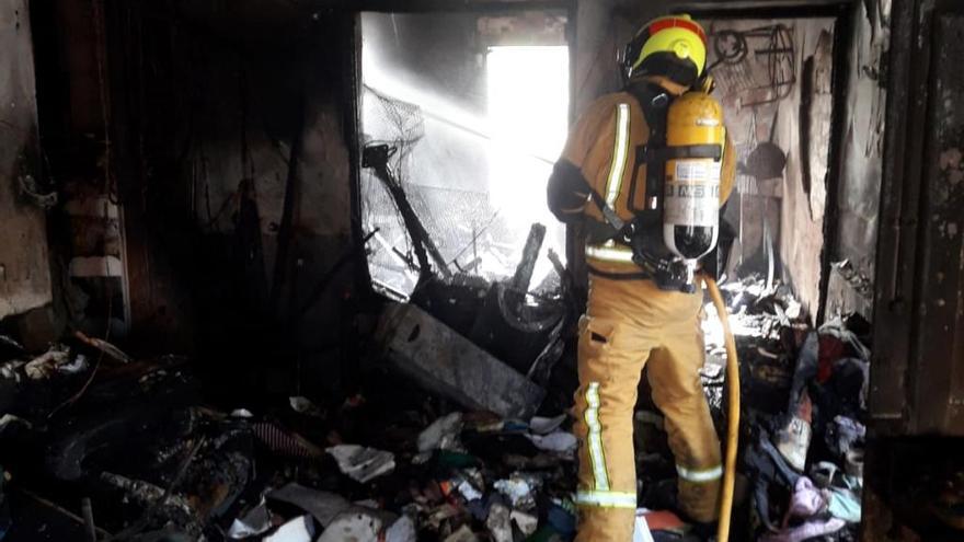 Un incendio calcina una casa de planta baja en Almoradí