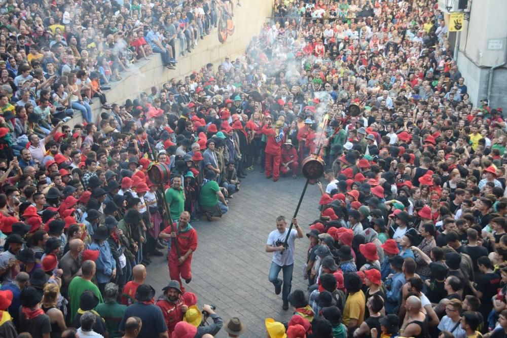 La plaça de Sant Pere s'omple en l'inici de la darrera passada de la Patum