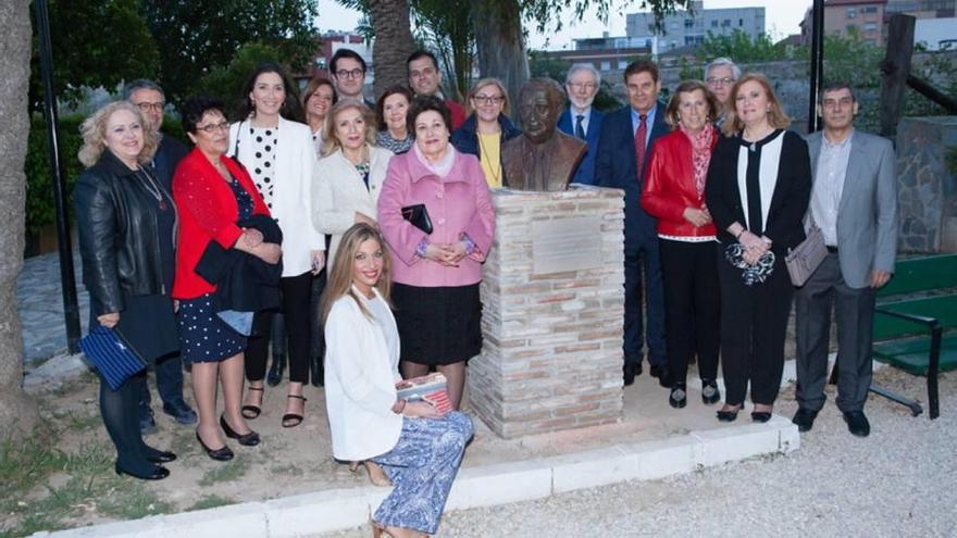 Familiares y vecinos asistieron al descubrimiento del busto.