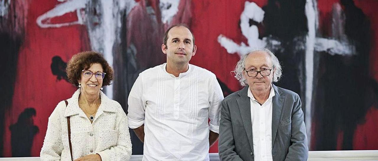 La catedrática María Soledad Álvarez, César Ripoll y el escultor Herminio. | Irma Collín