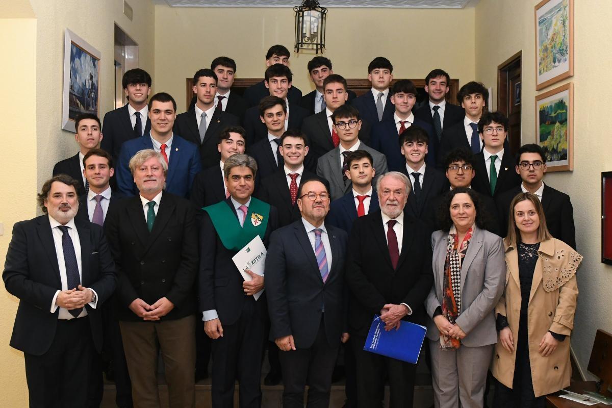 Foto de familia del acto de entrega de becas e insignias del Colegio Mayor La Estila.