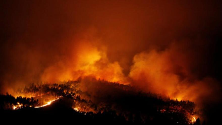 Casi 2.000 bomberos combaten el incendio en Portugal