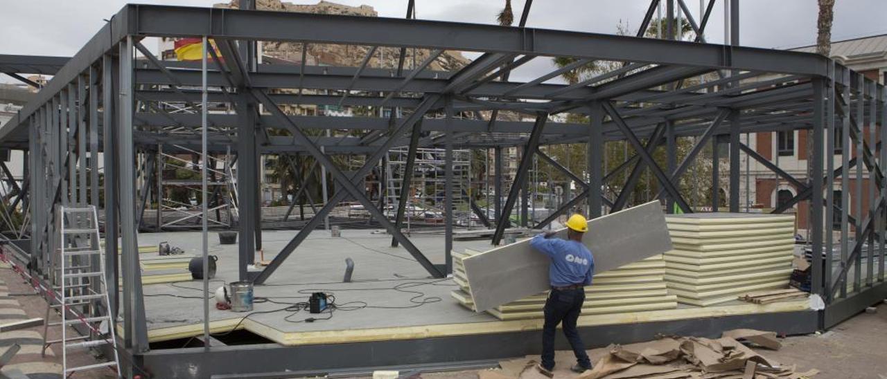 Un operario trabajando esta semana en el montaje de la oficina.