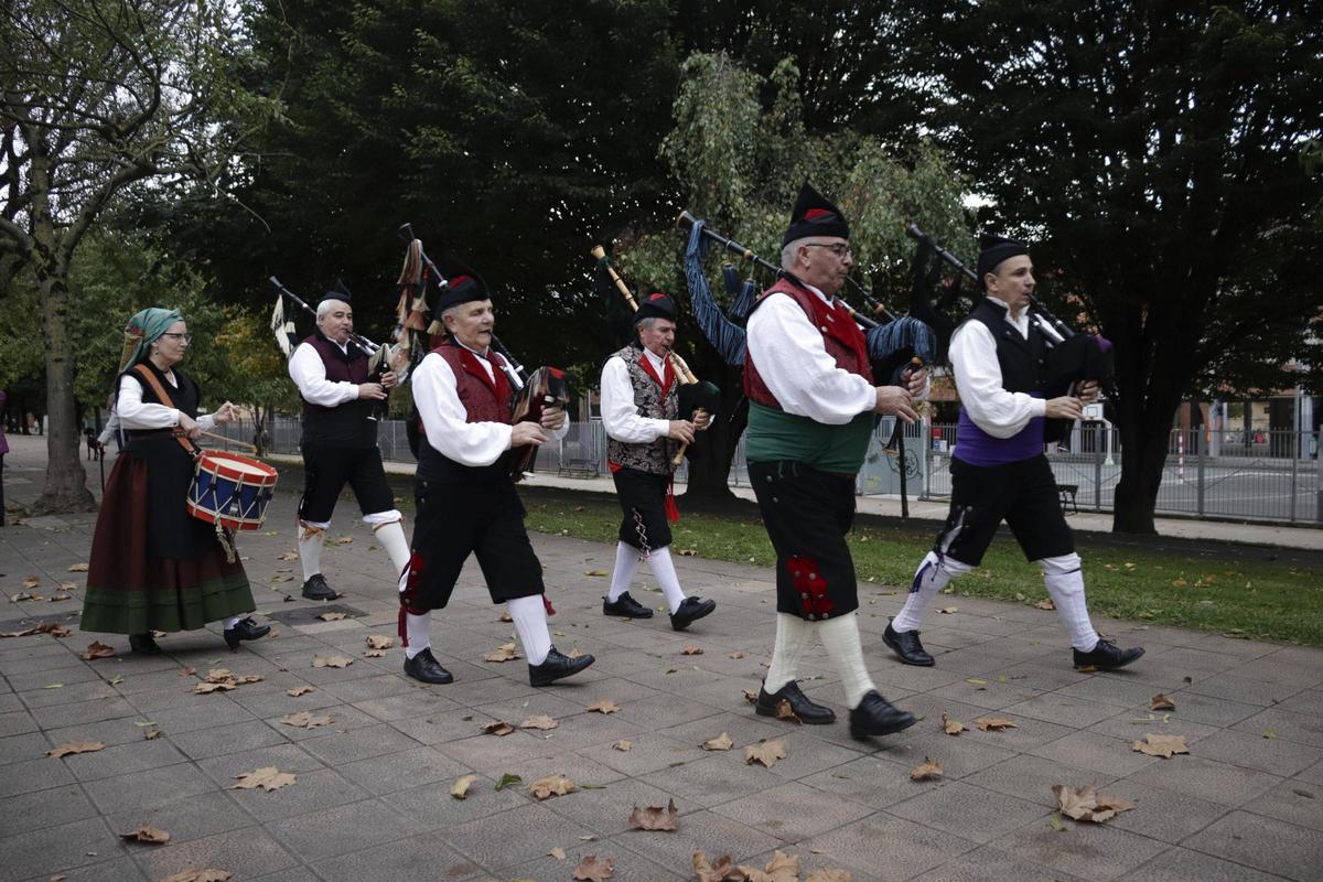 El Llano ya celebra su Samaín con más de medio centenar de comercios y cientos de niños recorriendo el barrio