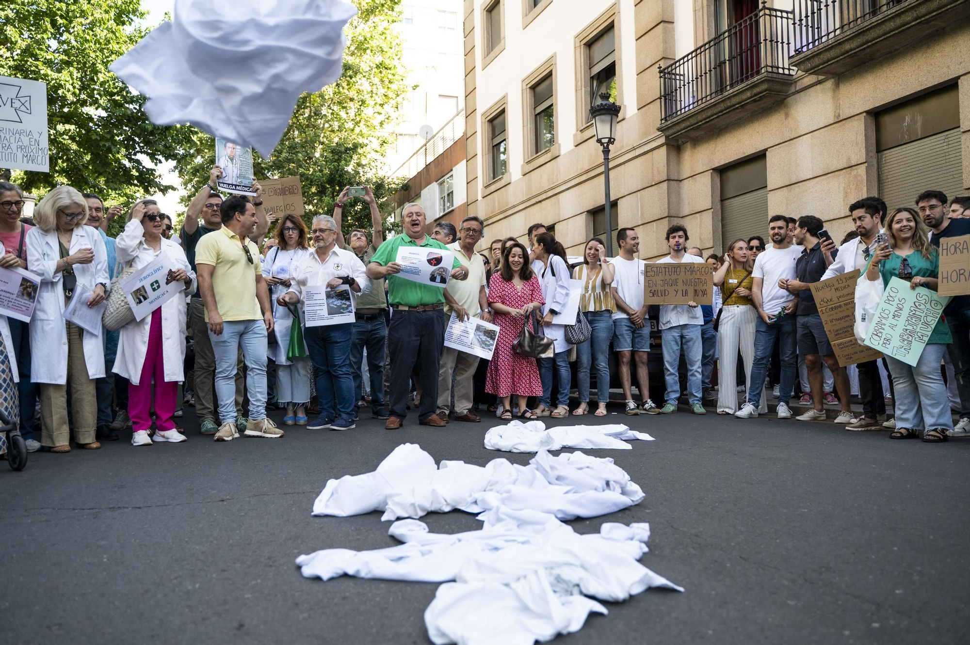 Las imágenes de la protesta de médicos en Cáceres