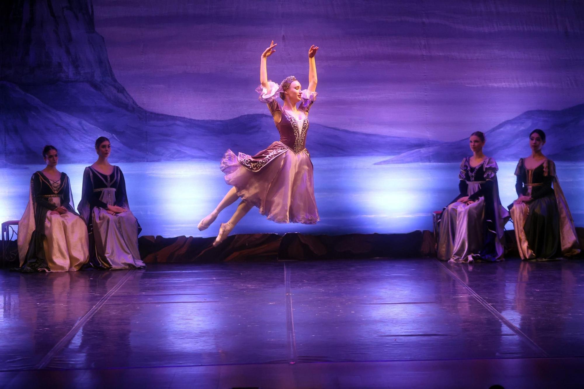 Así se vivió el espectáculo de "El Lago de los Cisnes" ofrecido por el Ballet de Kiev en el Auditorio de Vilagarcía.