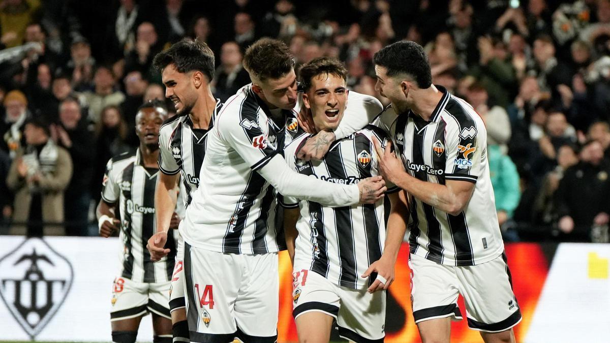 Raúl Sánchez y Barri felicitan a Cala tras el golazo al Dépor en la segunda parte.