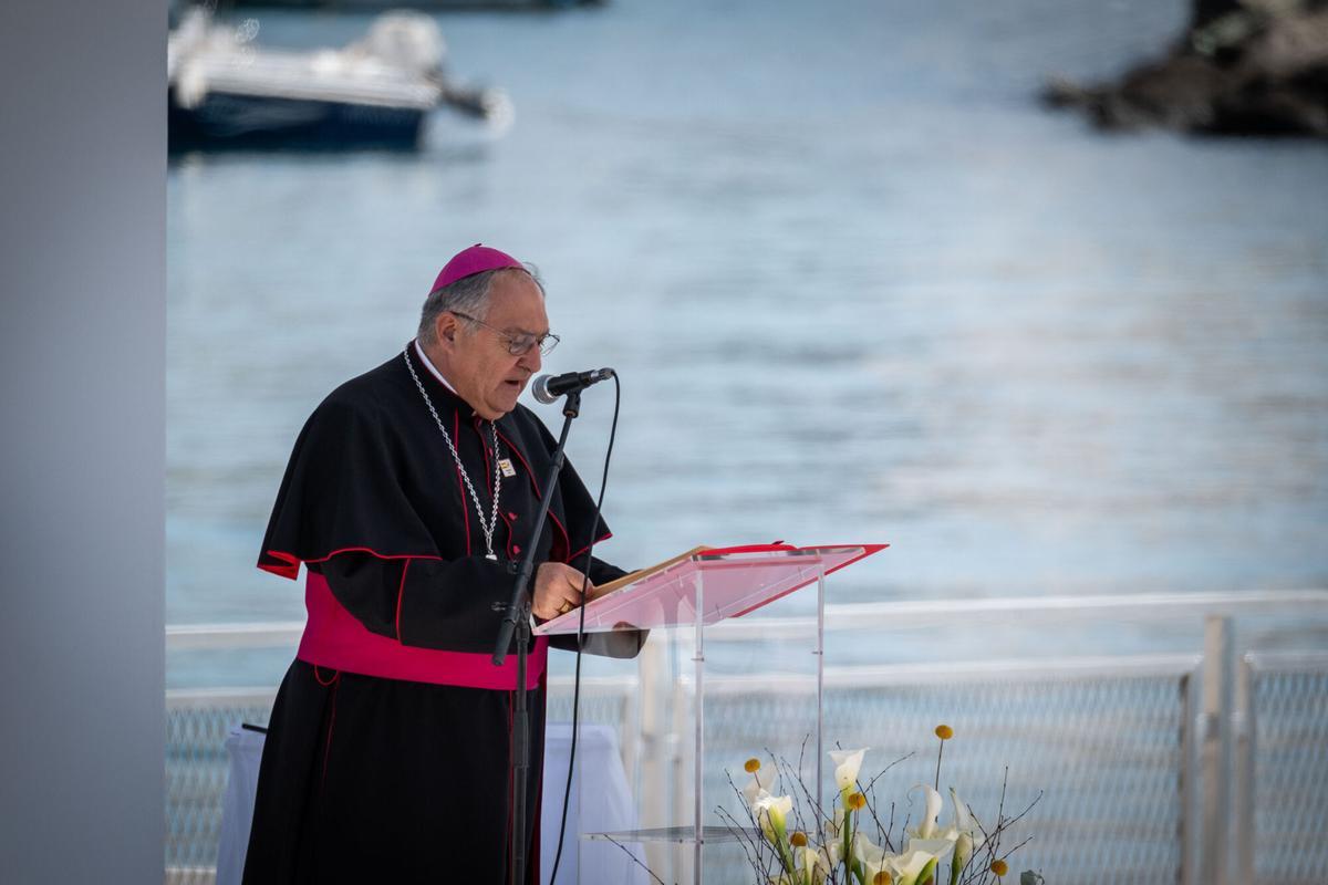 El obispo de Canarias, José Mazuelos, da la bienvenida al papa.