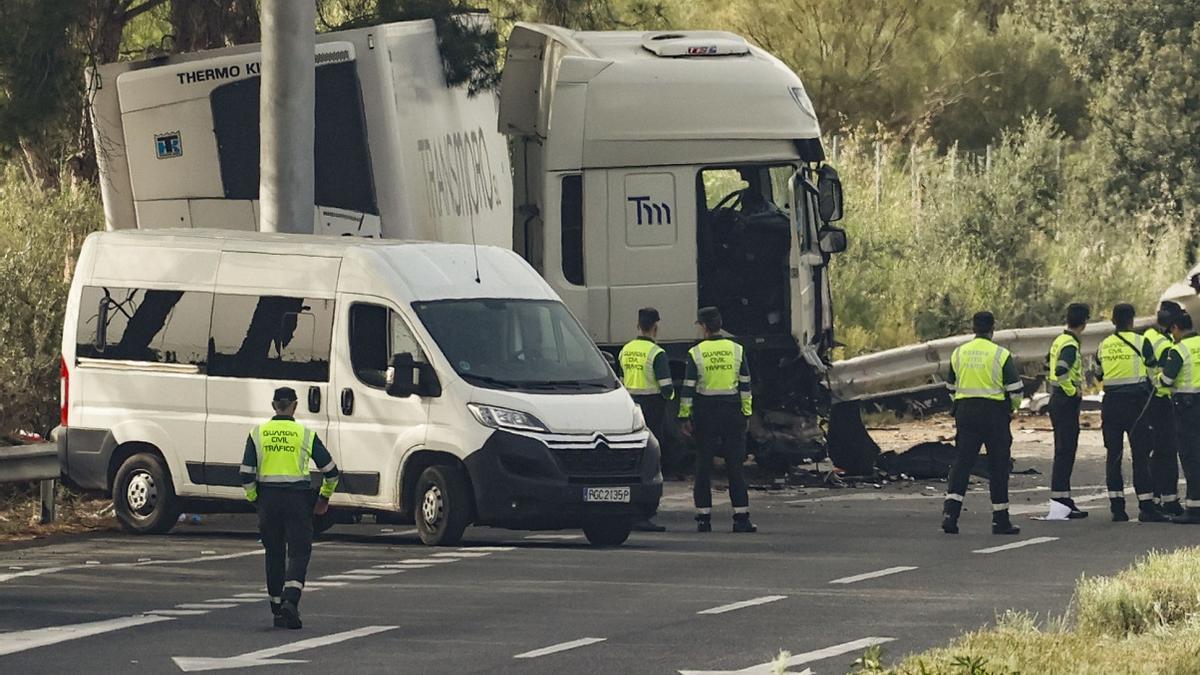 El camión accidentado, en el lugar de los hechos, rodeado de guardias civiles.