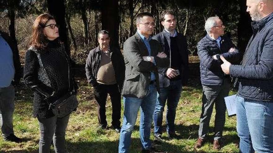 José González con el alcalde de Bande y ganaderos. // FdV