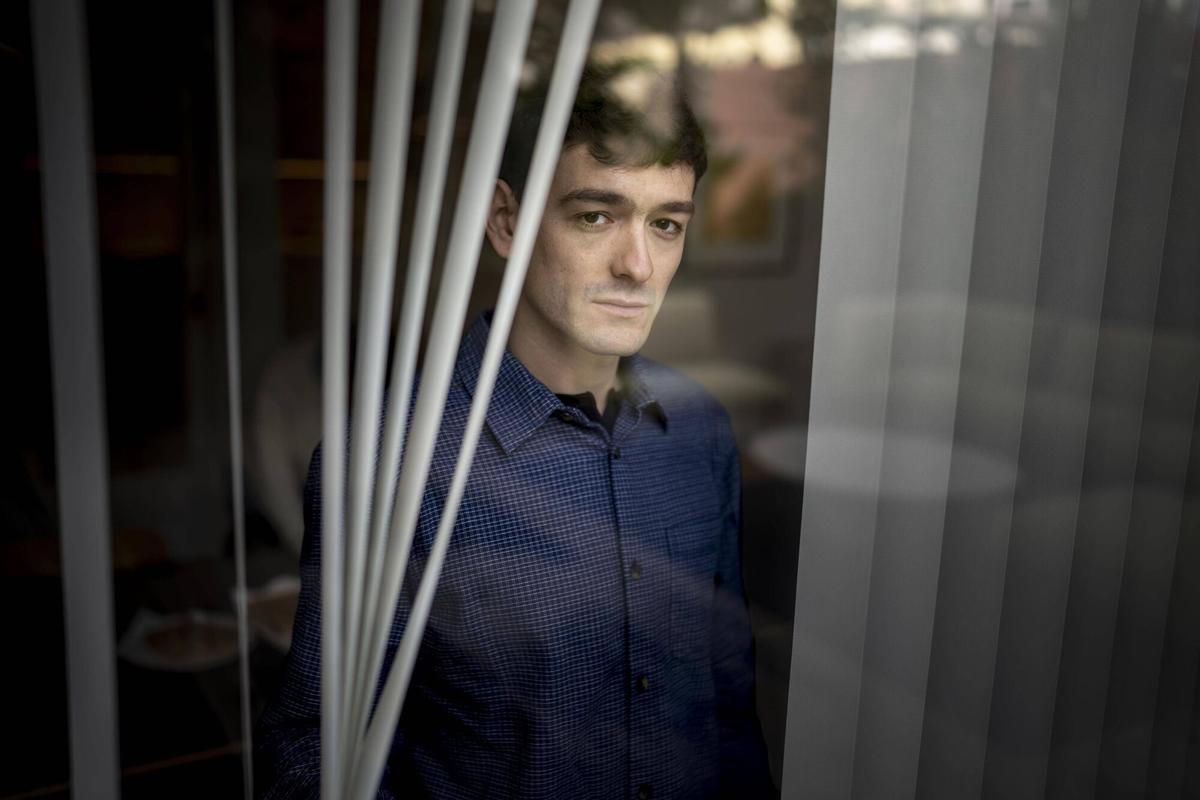 El escritor Pol Guasch presenta el libro 'Reliquia', sobre el suicidio de su padre.