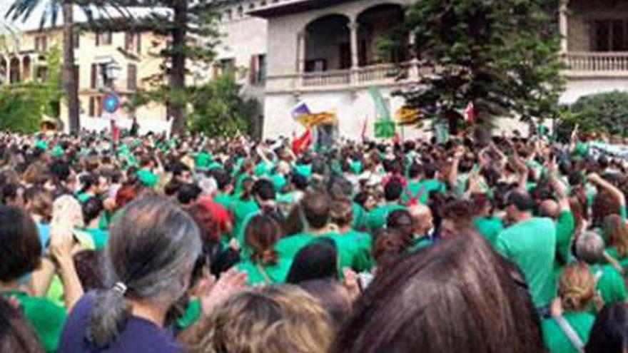 Más de 4.000 personas protestan frente al Consolat de Mar Flavia Mertehikian.