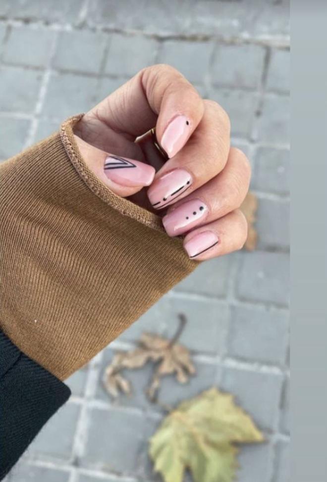 Manicura minimalista de Sara Carbonero