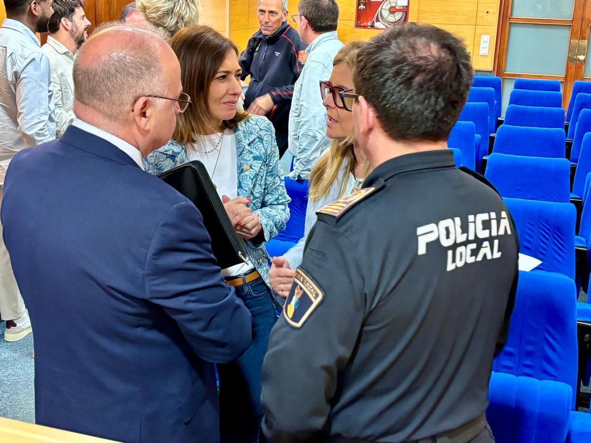 La alcaldesa de Almassora, la edila del área y el intendente de la Policía Local, con el secretario autonómico de Emergencias e Interior y director de la AVSRE, en la reunión.