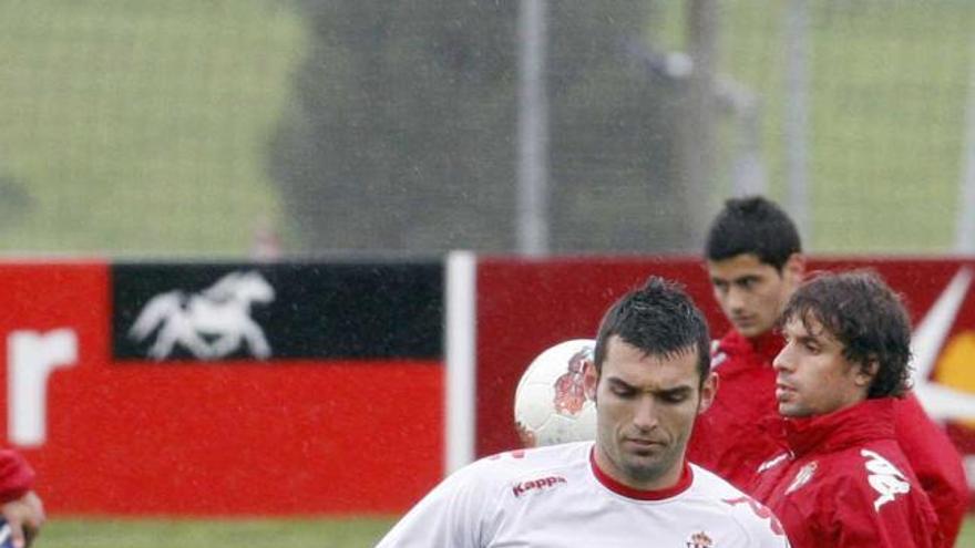 Barral, doliéndose del aductor en el entrenamiento de ayer.